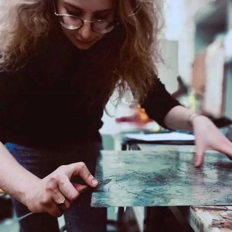 Cecilia Maran nello spazio del laboratorio