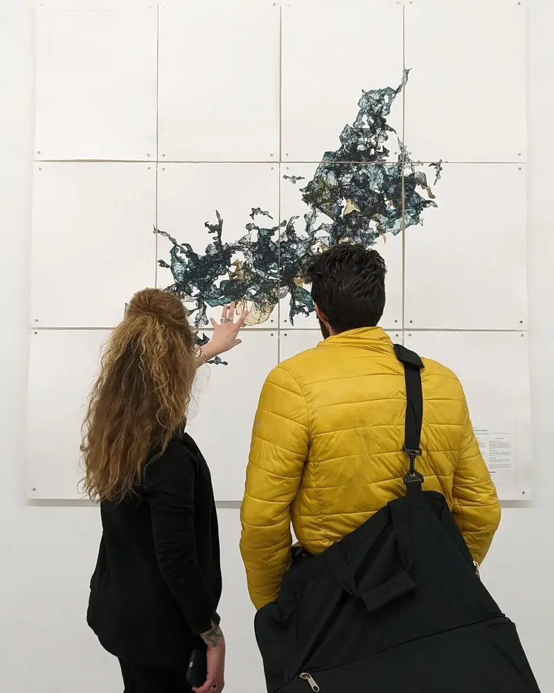Cecilia Maran davanti a una sua opera, in mostra