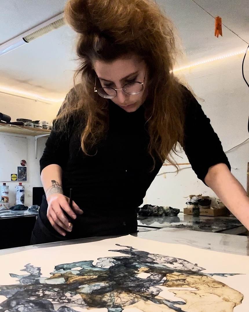 Cecilia Maran al lavoro su un foglio di grande formato