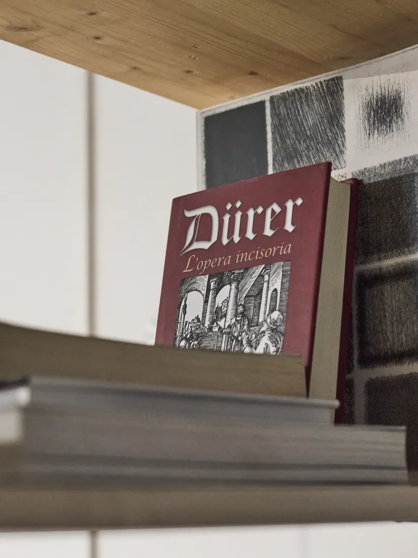 Libri di grafica d'arte sugli scaffali del laboratorio