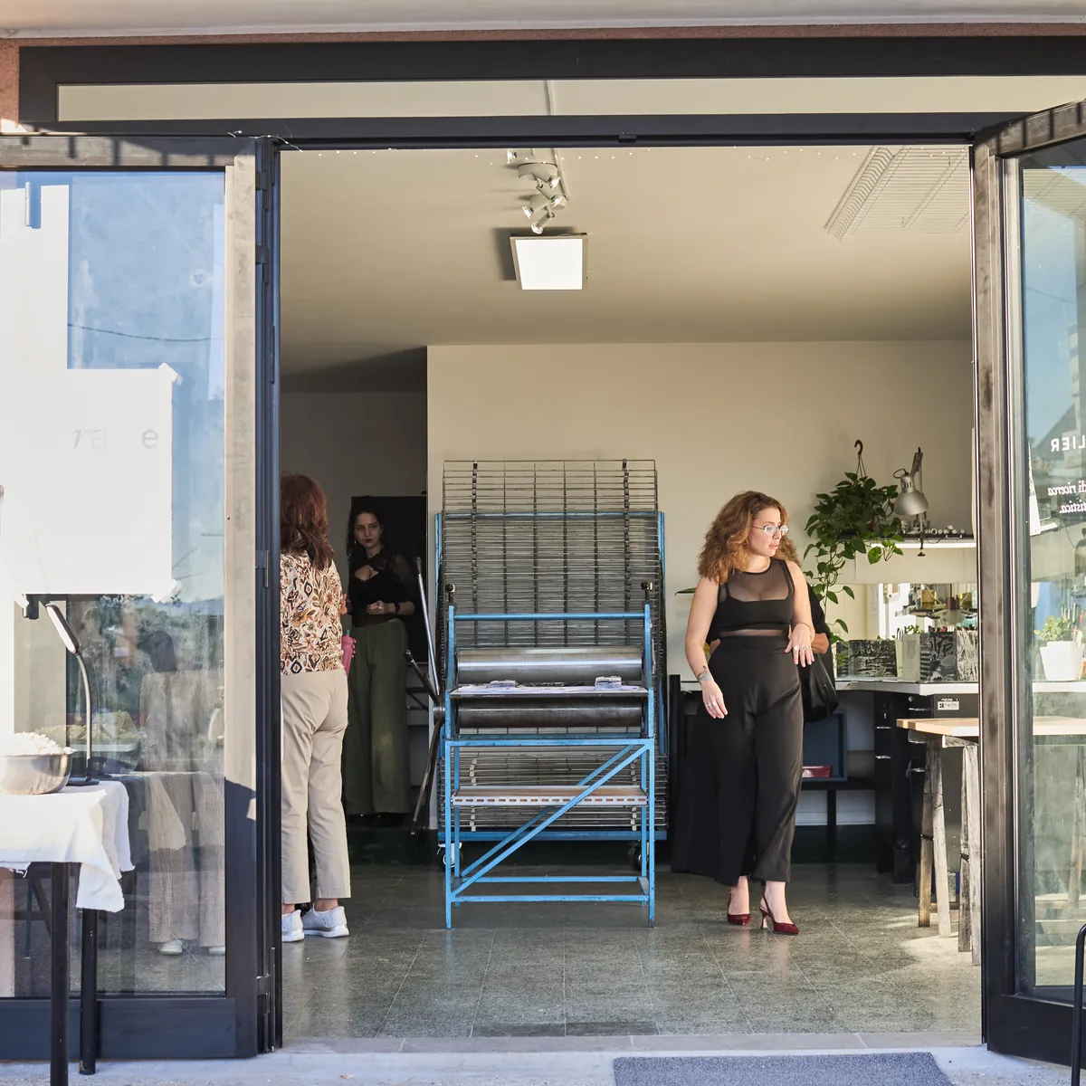 Lo studio visto dalle porte aperte, la sera dell'inaugurazione