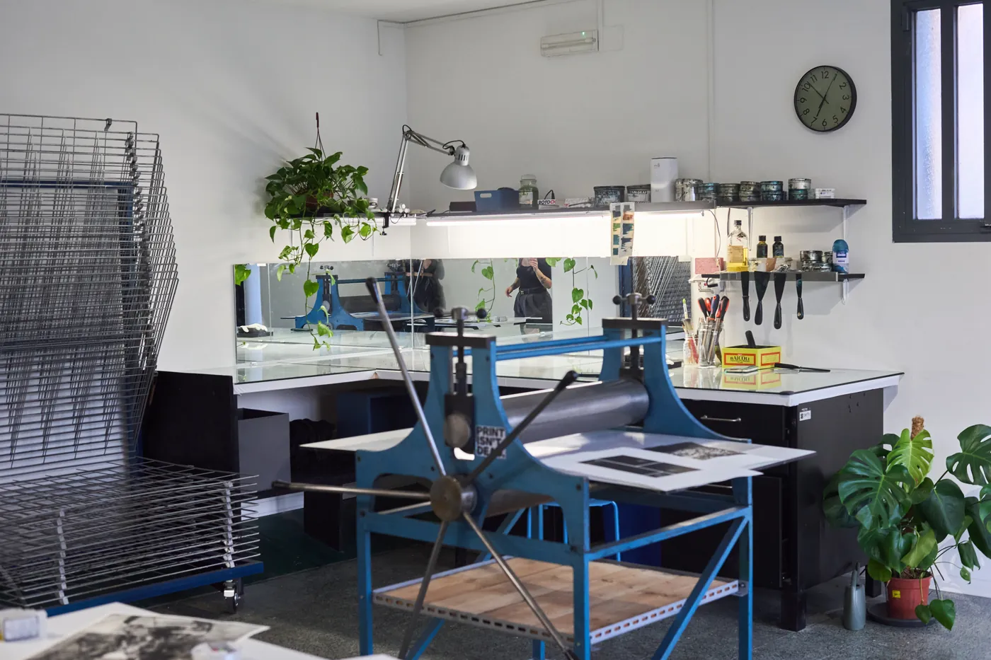 Il torchio calcografico azzurro al centro del laboratorio