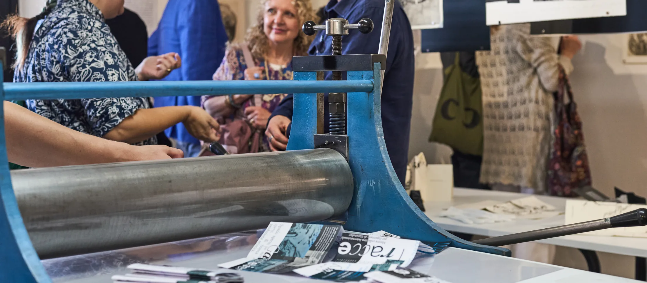 Il torchio calcografico azzurro con i pieghevoli di «Tracce», la sera dell'inaugurazione
