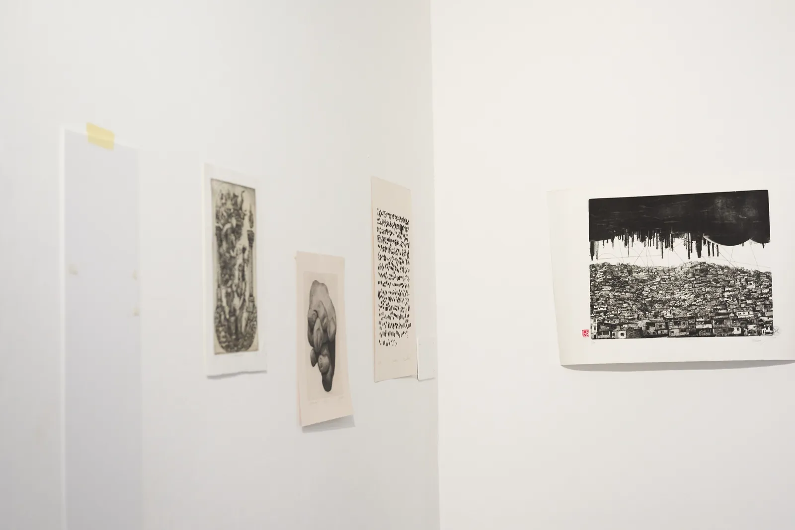 Opere di «Tracce» sulla parete bianca