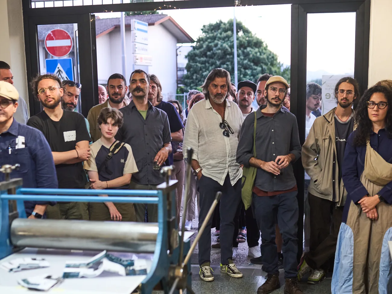 Il pubblico raccolto attorno al torchio durante l'inaugurazione di «Tracce»
