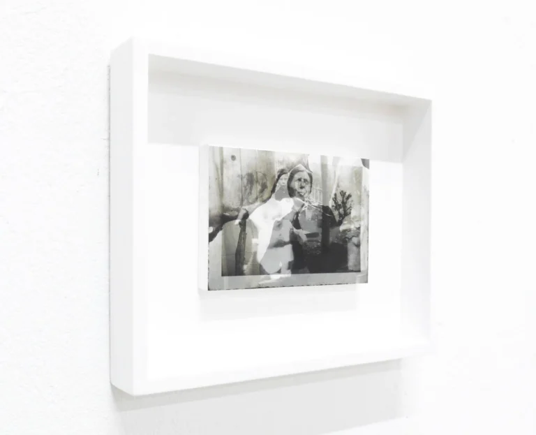 Matteo Trentin, «Ipotesi di Ri(de)costruzione – Senza titolo» (2023): stampa fine art su Hahnemühle Photo Rag, acetato, olio, cera e combustione, 20,5 × 22 cm