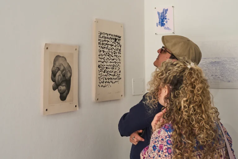 Inaugurazione di «Tracce»: due visitatori davanti all'acquaforte di Paulina Bobak