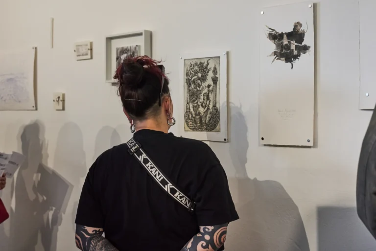 Una visitatrice davanti alle stampe di Arianna Bravin