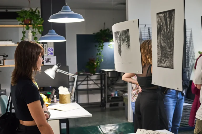 Le stampe sospese in sala, con il laboratorio sullo sfondo